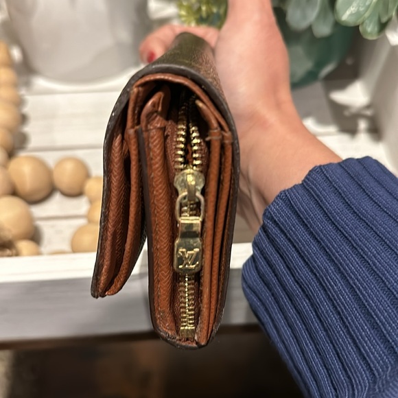 🌟VINTAGE LOUIS VUITTON SARAH WALLET🌟 - Picture 7 of 9